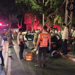 שני צעירים נפצעו קשה בתאונה עצמית ברחוב ארלוזורוב בחיפה 12/7/26 (צילום: דוברות איחוד הצלה – מחוז צפון)