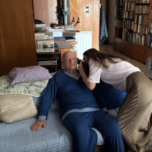 מרפאה ניידת הגיעה לחיפה להעניק טיפול רפואי חינם לשורדי שואה 12/7/26 (צילום: עמותת למענם)