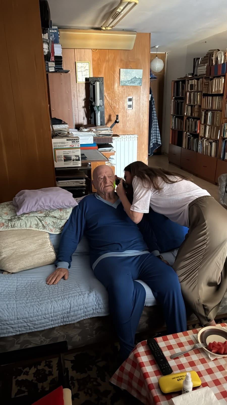 מרפאה ניידת הגיעה לחיפה להעניק טיפול רפואי חינם לשורדי שואה 12/7/26 (צילום: עמותת למענם)
