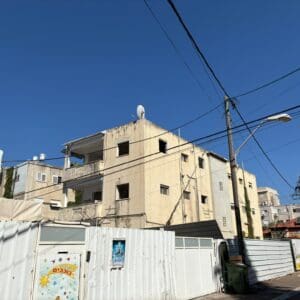 חגיגת הריסת בניין, הבניין ברחוב השרון 17 מבט מרחוב נהלל. צילום: טל קיזמן