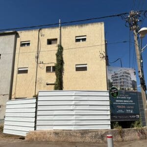 חגיגת הריסת בניין, הבניין ברחוב השרון 17, בת גלים צילום: טל קיזמן