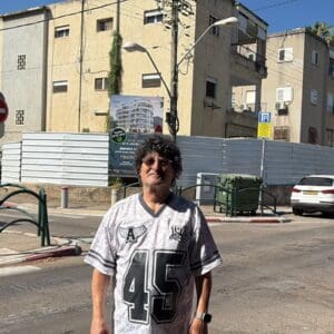 חגיגת הריסת הבניין ברחוב השרון 17, בת גלים. עופר זמיר זוסמן יליד השכונה. צילום: טל קיזמן