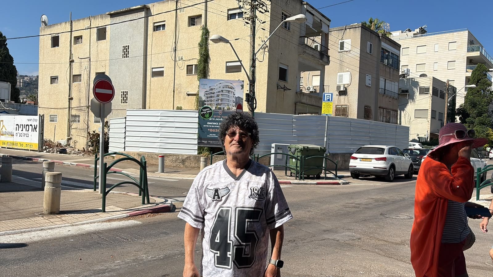 חגיגת הריסת הבניין ברחוב השרון 17, בת גלים. עופר זמיר זוסמן יליד השכונה. צילום: טל קיזמן