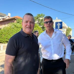 חגיגת הריסת הבניין ברחוב השרון 17 בת גלים, עורכי הדין איל פאר וגיל לנדאו. צילום: טל קיזמןWhatsApp Image 2026-07-13 at 15.42.16