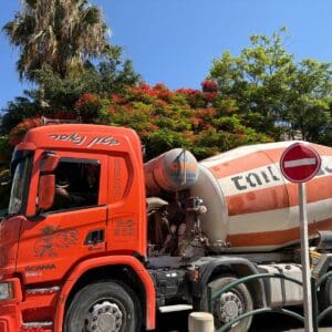 פינוי בינוי בבת גלים. משאיות וציוד כבד בכל השכונה. צילום: טל קיזמן