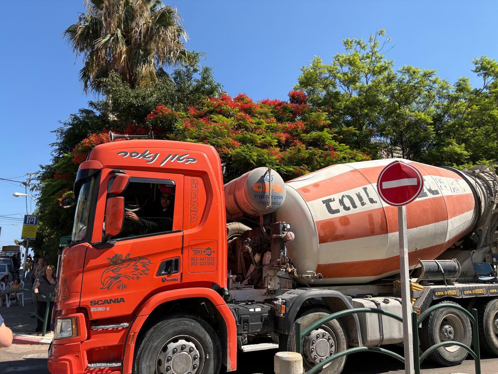 פינוי בינוי בבת גלים. משאיות וציוד כבד בכל השכונה. צילום: טל קיזמן