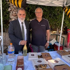 חגיגת הריסת בניין ברחוב השרון 17, בת גלים. היזם יוסף מויאל והרב שמעון טנג'י צילום: טל קיזמן