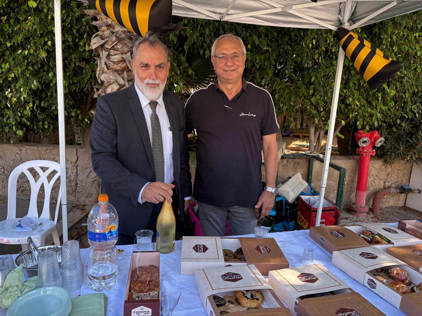 חגיגת הריסת בניין ברחוב השרון 17, בת גלים. היזם יוסף מויאל והרב שמעון טנג'י צילום: טל קיזמן