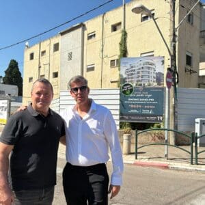 הריסת בניין, השרון 17, עורכי הדין איל פאר וגיל לנדאו צילום: טל קיזמן
