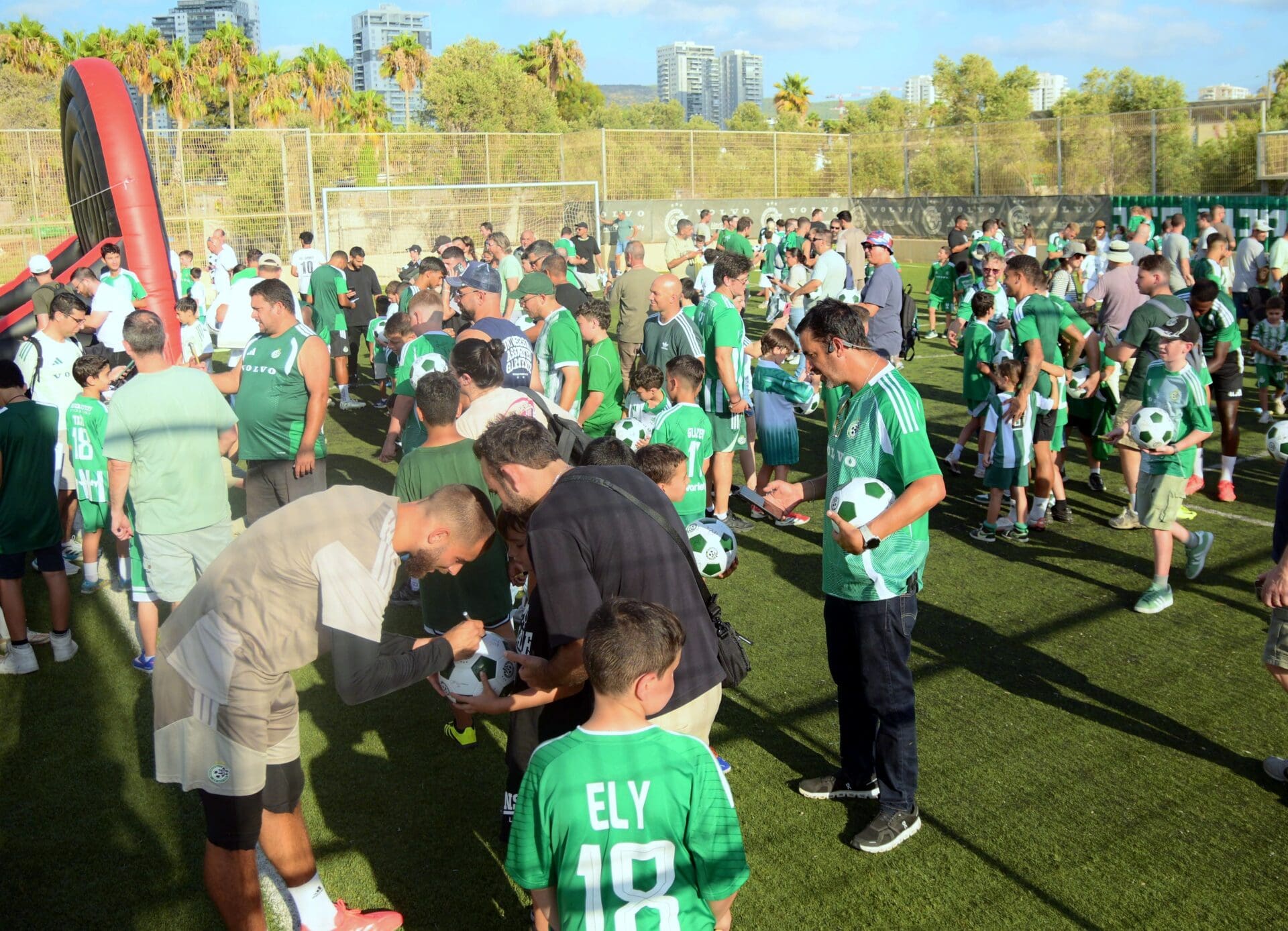 חזרה לארץ וחושבת על האוהדים: מכבי חיפה ערכה הפנינג לילדים ואוהדים במגרש בכפר גלים (צילום: יקיר דהן, האתר הרישמי מכבי חיפה). 