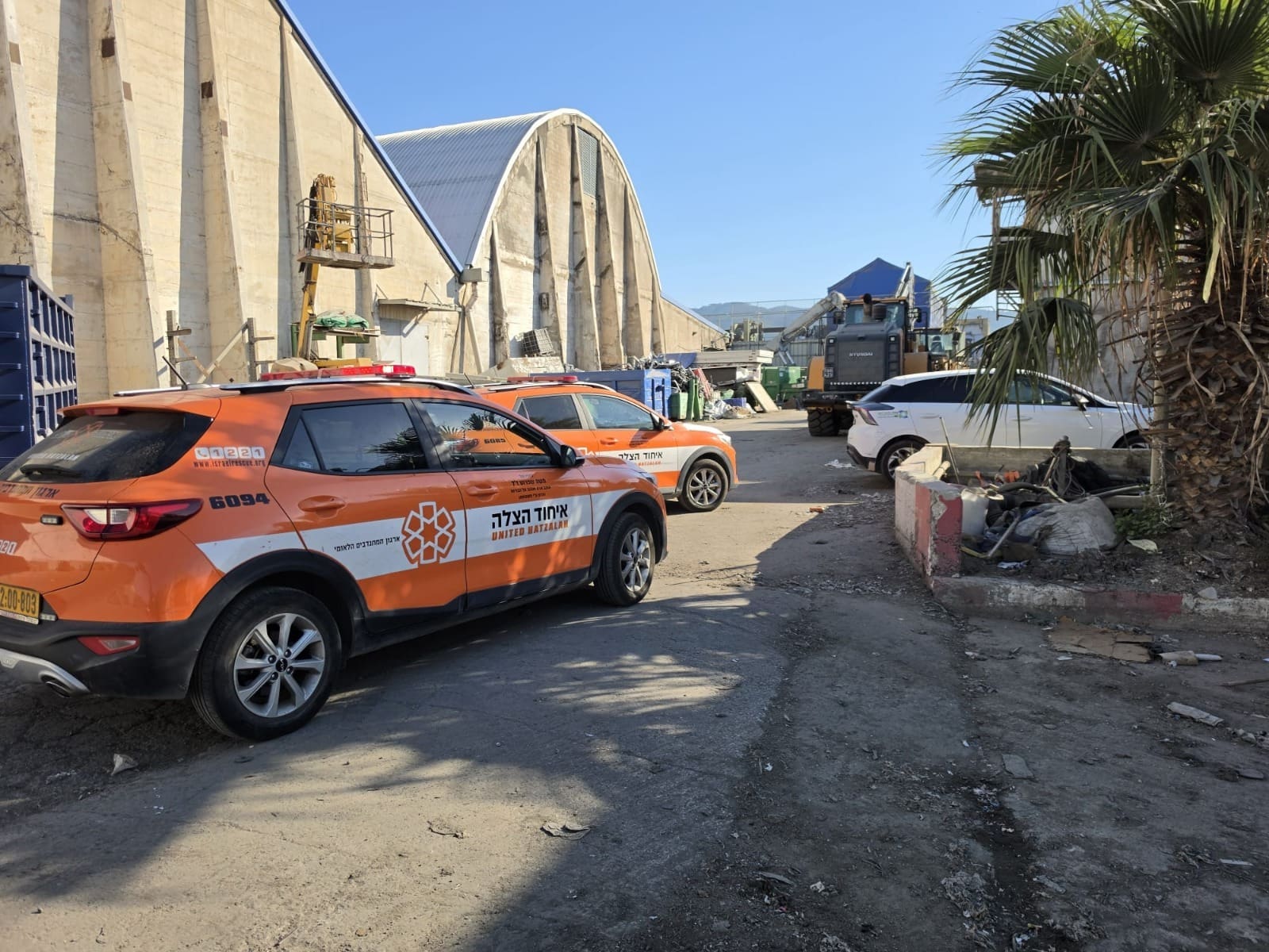 פועל נפצע בינוני לאחר נפילה מגובה באזור תעשייה בקריית אתא 13/7/26 (צילום: דוברות איחוד הצלה - מחוז צפון)