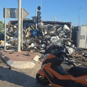 משאית פסולת התהפכה בצומת וולקן – עומסי תנועה במקום משאית פסולת התהפכה בצומת וולקן – הנהג נפצע קל 13/7/26