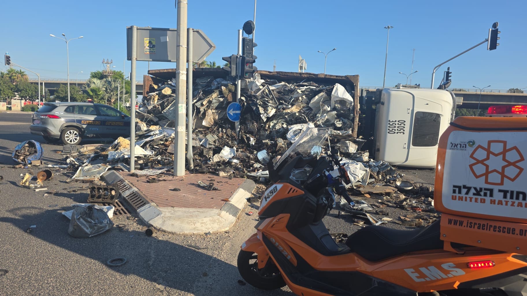 משאית פסולת התהפכה בצומת וולקן – הנהג נפצע קל 13/7/26
