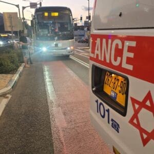 הולך רגל נפגע מאוטובוס בנשר ופונה במצב קשה הולך רגל נפגע מאוטובוס בנשר ופונה במצב קשה 13/7/26 (צילום: תיעוד מבצעי מד״א)