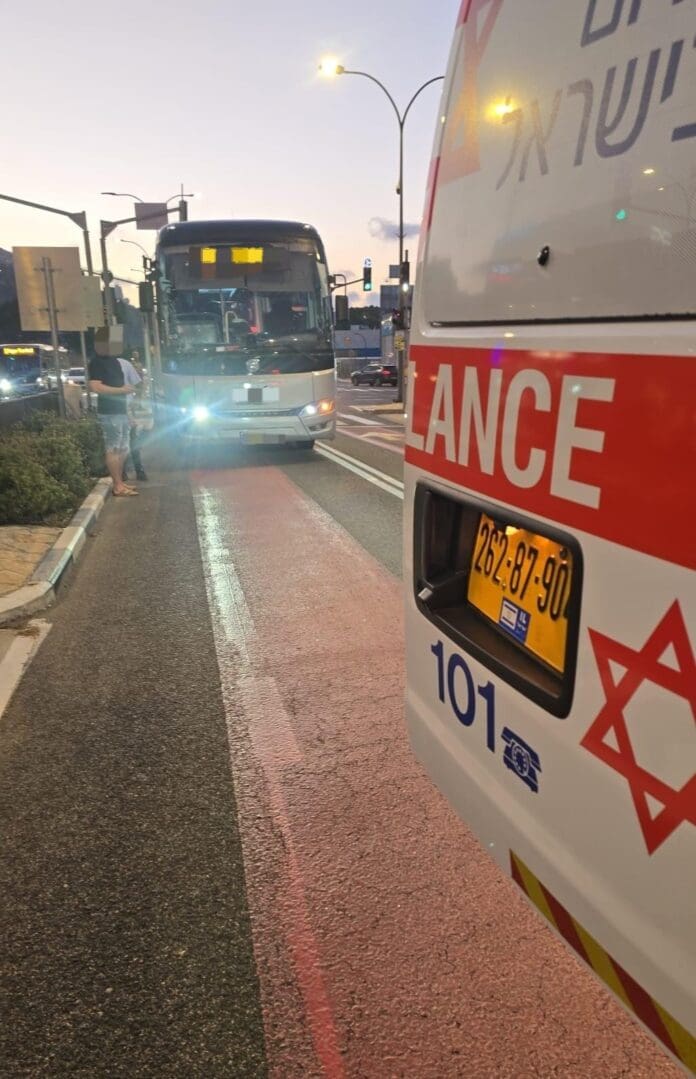 הולך רגל נפגע מאוטובוס בנשר ופונה במצב קשה 13/7/26 (צילום: תיעוד מבצעי מד״א) הולך רגל נפגע מאוטובוס בנשר ופונה במצב קשה 13/7/26 (צילום: תיעוד מבצעי מד״א)