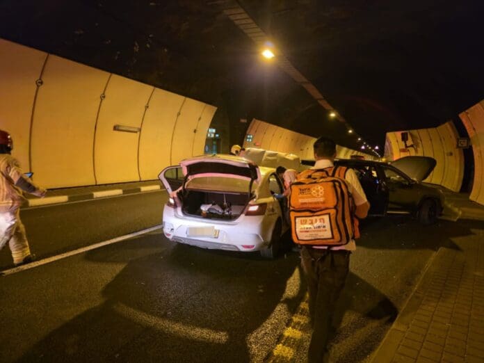 תאונה במנהרות הכרמל: שלושה נפגעים קל 14/7/26 (צילום: איחוד הצלה סניף כרמל-קריות) תאונה במנהרות הכרמל: שלושה נפגעים קל 14/7/26 (צילום: איחוד הצלה סניף כרמל-קריות)