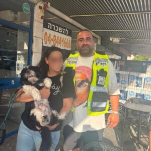 קרית חיים: כלבה ננעלה ברכב וחולצה בשלום על ידי מתנדב ידידים – (זבולון) 14/7/26 (צילום: ידידים)