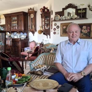 יונה מזור – במעונו, בסלון שבו ההיסטוריה ממשיכה לפעום (צילום: רחלי אורבך)