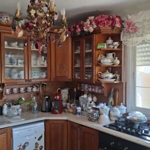 בבית יונה מזור – מבט אל מטבח הבית – מכאן מגיחים כל המטעמים (צילום: רחלי אורבך)