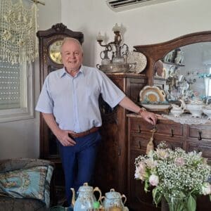 Yona Mazor: From Kiryat Eliezer to the Big World – The Journey of the Boy Who Became a Naval Officer, Engineer, Merchant, Public Figure, and Leader at the Top of "Rotary Israel" Yona Mazor - in the living room of his residence, next to a collection of porcelain dishes (Photo: Racheli Orbach)