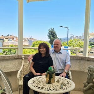 יונה ועטרה מזור – במרפסת חדר האוכל (צילום: רחלי אורבך)