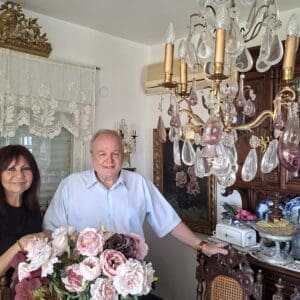 יונה ועטרה מזור – בקצהו של חדר האוכל (צילום: רחלי אורבך)