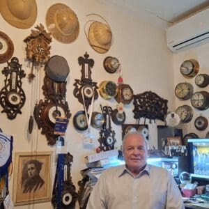 יונה מזור – בחדר העבודה, עם חלק מאוסף שעוני אונייה (צילום: רחלי אורבך)
