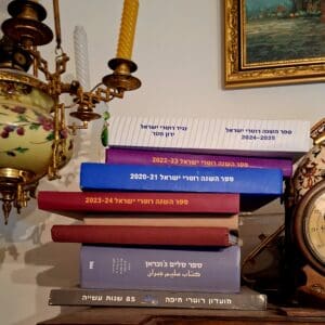 בבית יונה מזור – ספרי מידע אודות אירגון רוטרי ישראל (צילום: רחלי אורבך)
