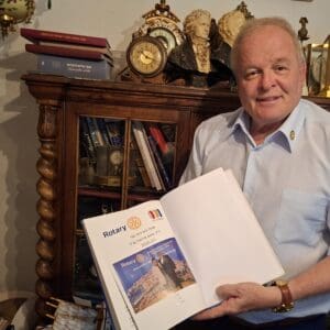 יונה מזור – עם חלק מפועלו: איסוף ומידע אודות אירגון רוטרי ישראל (צילום: רחלי אורבך)