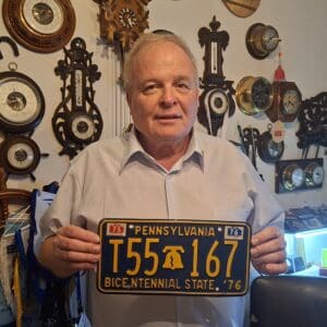 יונה מזור – עם לוחית הרישוי למכוניתו בפנסילבניה, ארה"ב (צילום: רחלי אורבך)