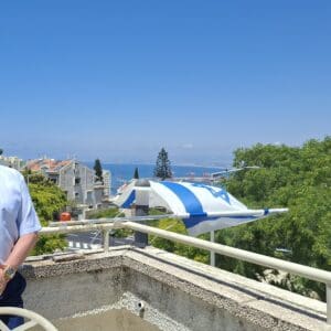 יונה מזור – במרפסת הסלון, הצופה אל נמל חיפה (צילום: רחלי אורבך)