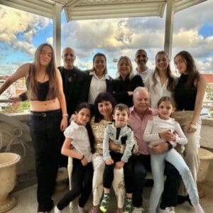 יונה ועטרה מזור – במרפסת מעונם עם בנותיהם, החתנים והנכדים (צילום: אלבום פרטי, משפ' מזור)
