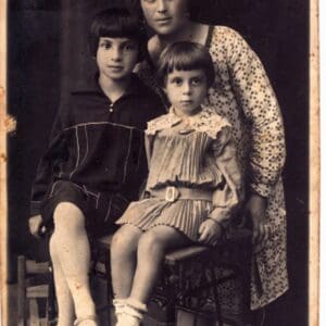 בבית יונה מזור – בצילום מימין אימו מינה בת 8 מימין ומעליה אימה (צילום: אלבום פרטי, משפ' מזור)
