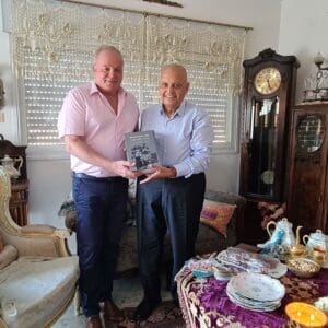 יונה מזור – בביתו, עם שופט בית המשפט העליון סלים ג'ובראן המעניק את סיפרו עם הקדשה אישית (צילום: אלבום פרטי, משפ' מזור)