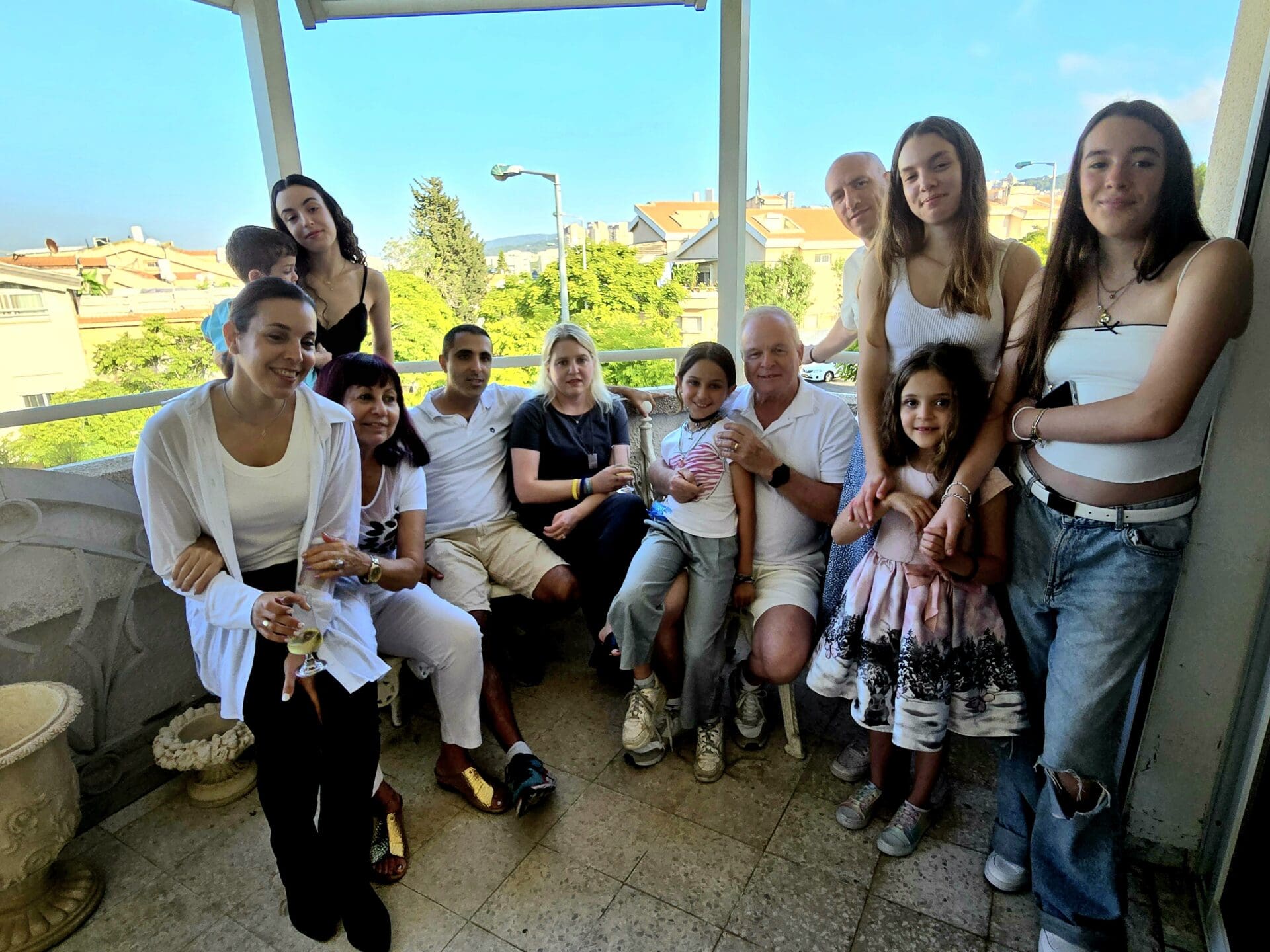 יונה מזור ומשפחתו - במרפסת בית משפ' מזור (צילום: אלבום פרטי, משפ' מזור)