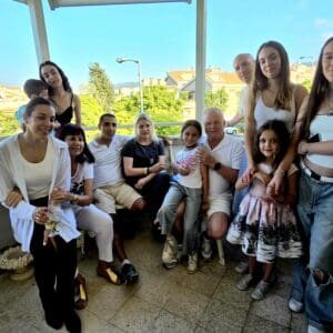 יונה מזור ומשפחתו – במרפסת בית משפ' מזור (צילום: אלבום פרטי, משפ' מזור)
