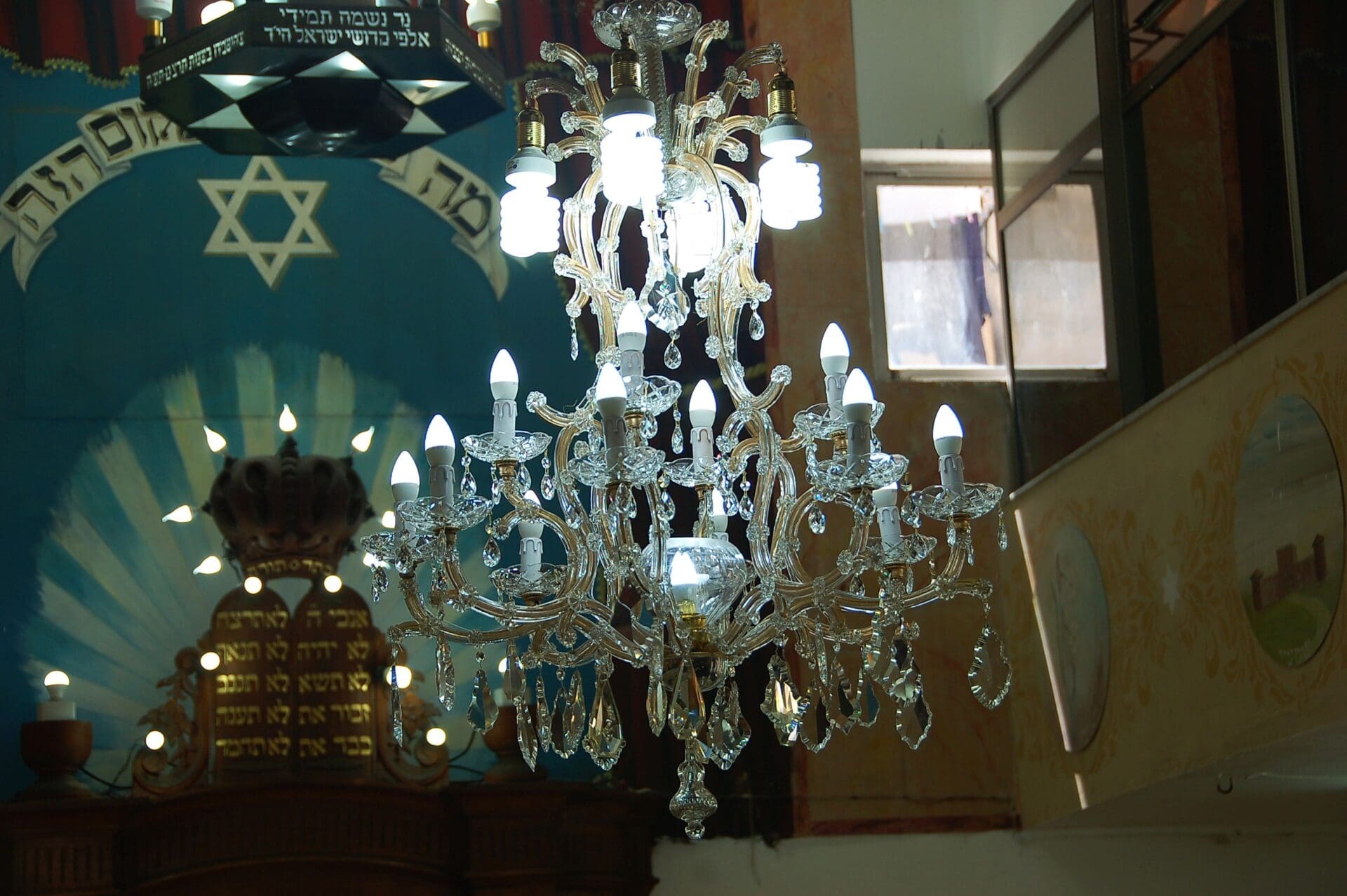 בבית יונה מזור - נברשות ששופצו בהתנדבות בבית הכנסת כרמיה (צילום: אלבום פרטי, משפ' מזור)