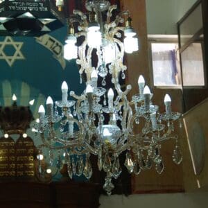 בבית יונה מזור – נברשות ששופצו בהתנדבות בבית הכנסת כרמיה (צילום: אלבום פרטי, משפ' מזור)
