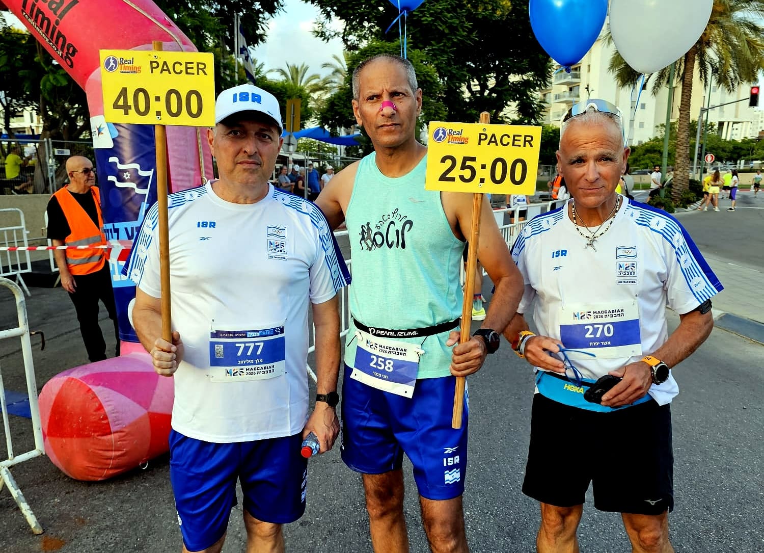 במירוץ המכביה לילה בהרצליה, מימין: אשר יפרח מרמב"ם, חגי פנקר, ומלך מיליחוב (צילום: באדיבות חגי פנקר).
