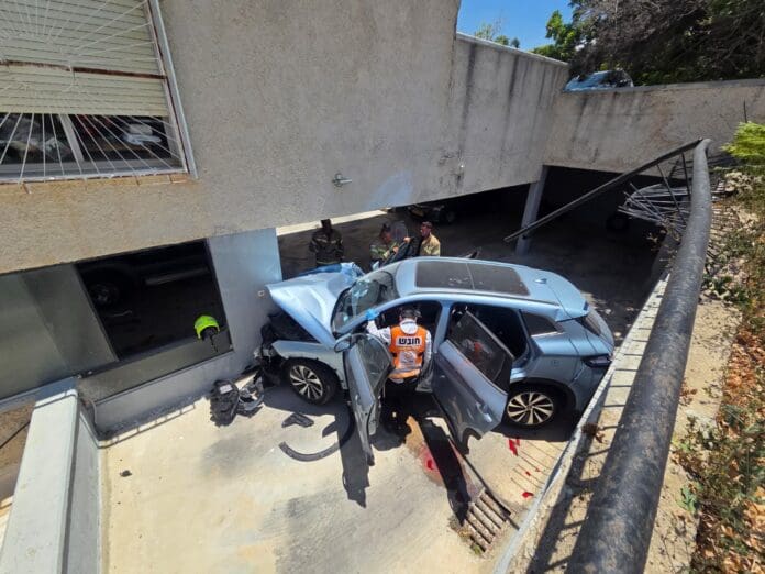 רכב נפל מגובה ברחוב כספרי בחיפה – זוג בני 80 נפצעו 15/7/26 (צילום: איחוד הצלה סניף חיפה)