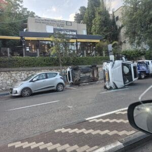 רכב התהפך בציר מוריה – הכביש נחסם לתנועה – עכשיו במוריה כביש סגור 16/7/26 (צילום: אלי דבי)