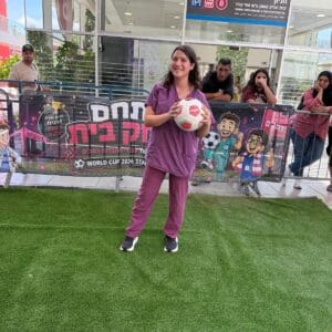 בת שירות לאומי ברמב״ם זכתה בתחרות ההקפצות עם 1,353 הקפצות ברצף 16/7/26 (צילום: הקריה הרפואית רמב״ם)