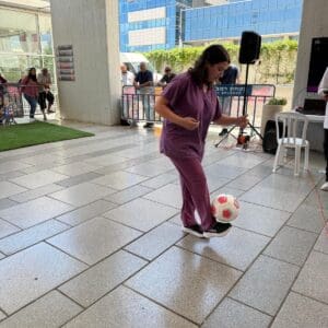 בת שירות לאומי ברמב״ם זכתה בתחרות ההקפצות עם 1,353 הקפצות ברצף – טליה הרשקוביץ בתחרות הקפצות הכדור של רמב״ם 16/7/26 (צילום: הקריה הרפואית רמב״ם)
