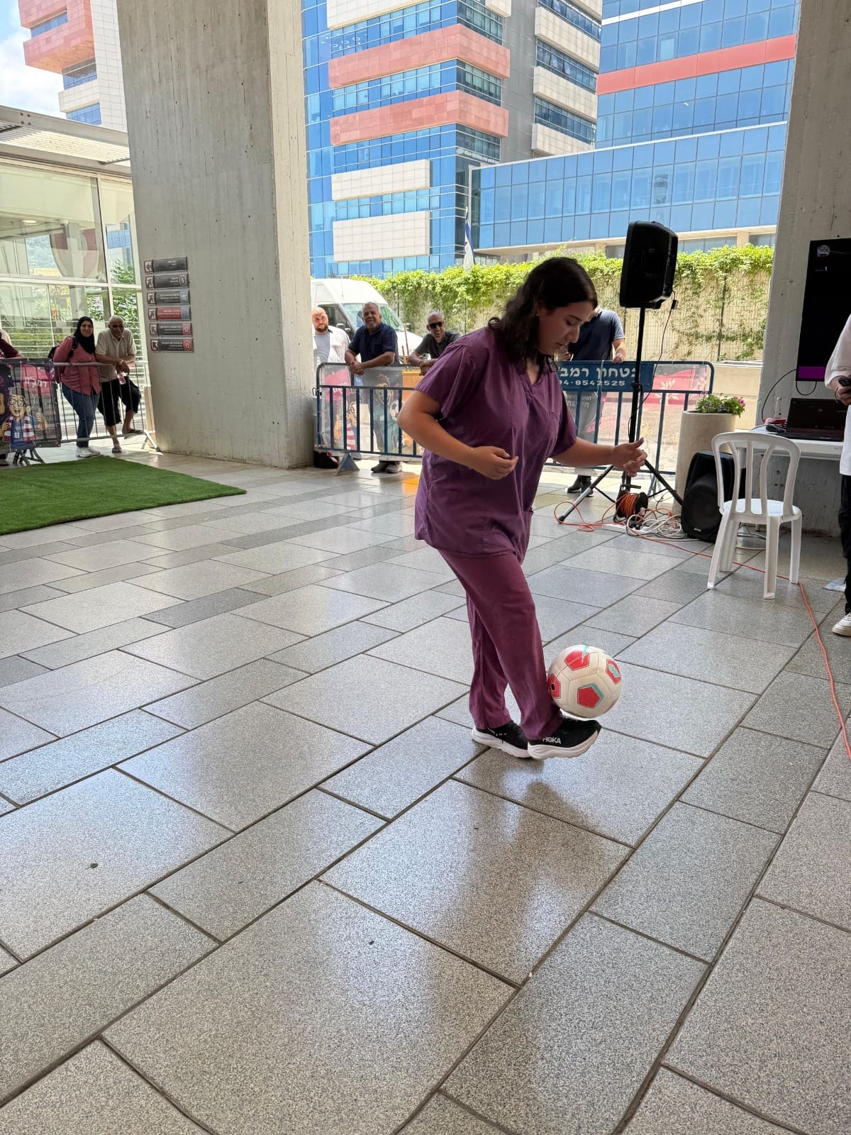 בת שירות לאומי ברמב״ם זכתה בתחרות ההקפצות עם 1,353 הקפצות ברצף - טליה הרשקוביץ בתחרות הקפצות הכדור של רמב״ם 16/7/26 (צילום: הקריה הרפואית רמב״ם)