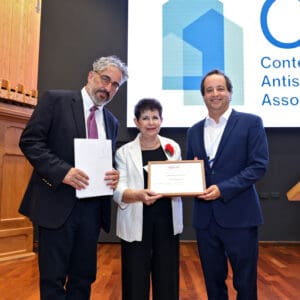 פרופ' דינה פורת קיבלה פרס על מפעל חיים בחקר האנטישמיות העכשווית ממארגני כנס בנושא בישראל. משמאל: דוד ברק גורודצקי ומימין יעקב דלל צילום: יניב קופל- אוניברסיטת חיפה יולי 2026