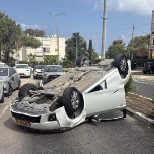 רכב התהפך בדרך הים בחיפה – עומסי תנועה כבדים במקום