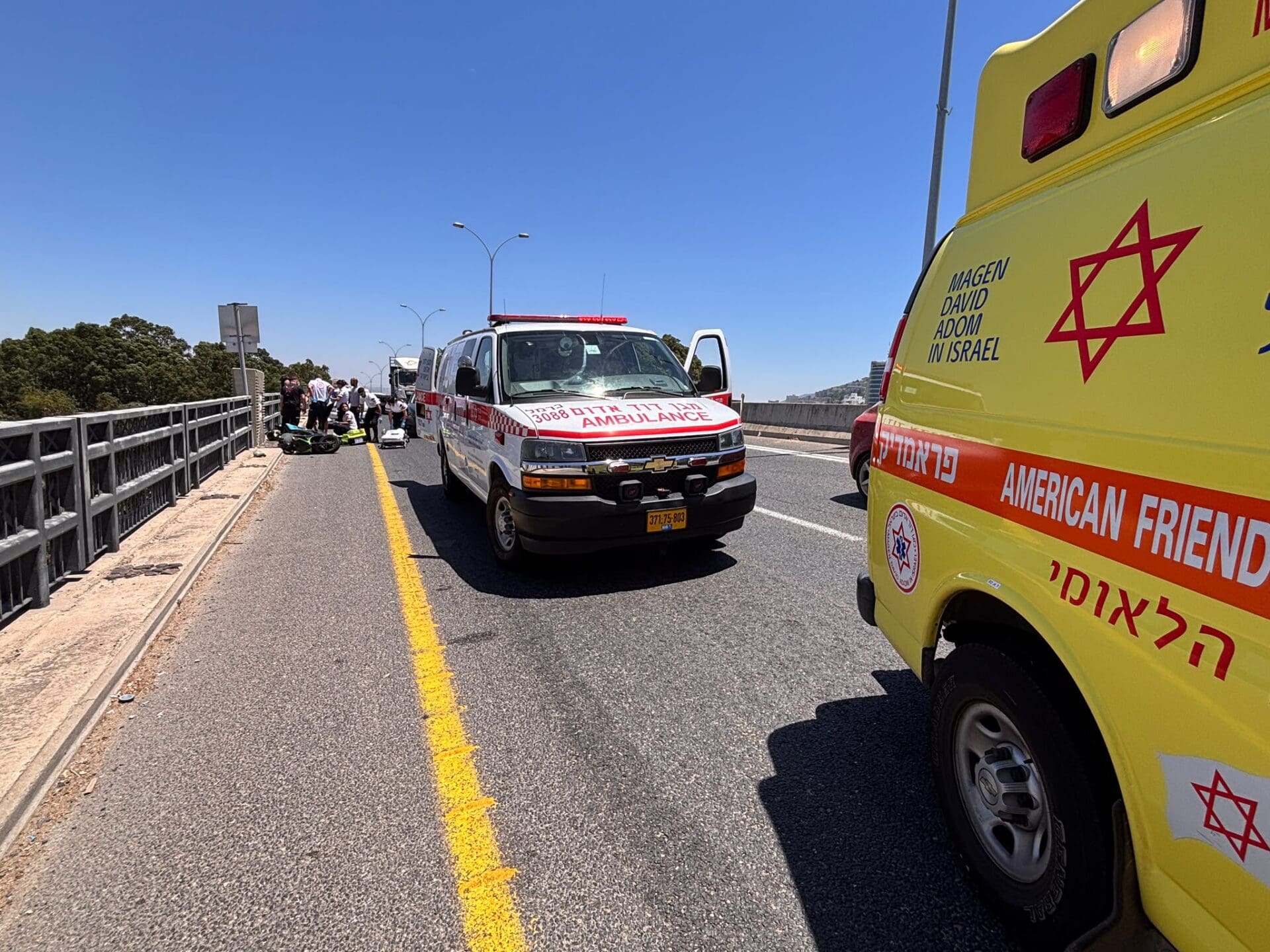 רוכב אופנוע בן 22 נפצע קשה בתאונה בנתיבי המפרץ בחיפה 19/7/26 (צילום: תיעוד מבצעי מד״א)