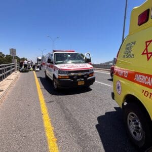 רוכב אופנוע בן 22 נפצע קשה בתאונה בנתיבי המפרץ בחיפה 19/7/26 (צילום: תיעוד מבצעי מד״א)