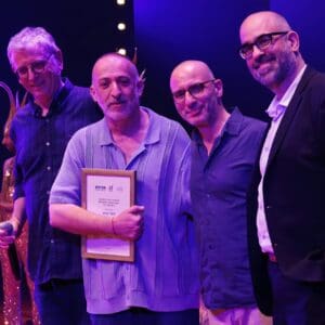 משה קפטן זכה בפרס הבמאי של קרן רבינוביץ' על "פריסיליה מלכת המדבר" משה קפטן זכה בפרס הבמאי של קרן רבינוביץ׳ על ״פריסיליה מלכת המדבר״ 20/7/26 (צילום: גל רוזנמן)