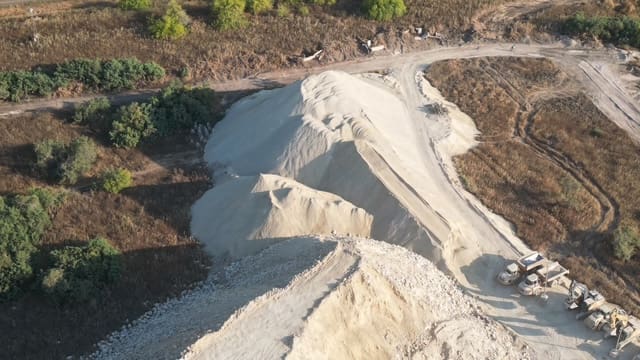 כלים הנדסיים כבדים בשטח בו ערכי טבע ונוף - פארק האגמים בנשר (צילום: מרום בן-אריה)